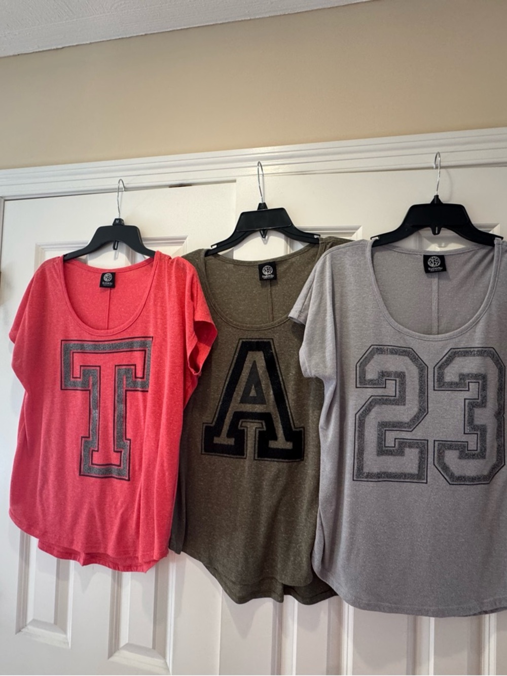 bobeau Scoop Neck Graphic Tshirts
